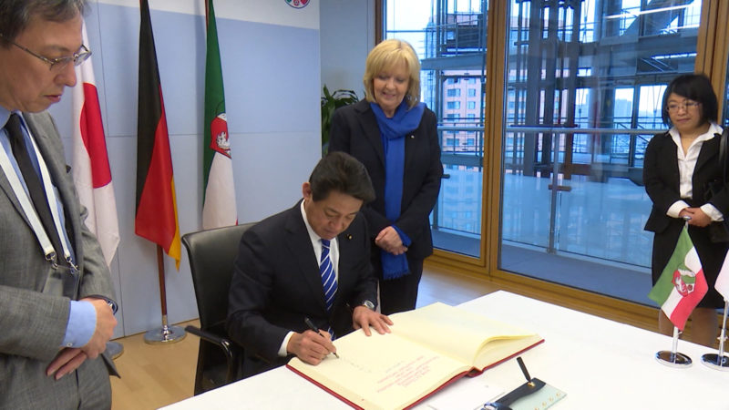 Japanischer Wirtschaftsminister besucht Hannelore Kraft (Foto: SAT.1 NRW)