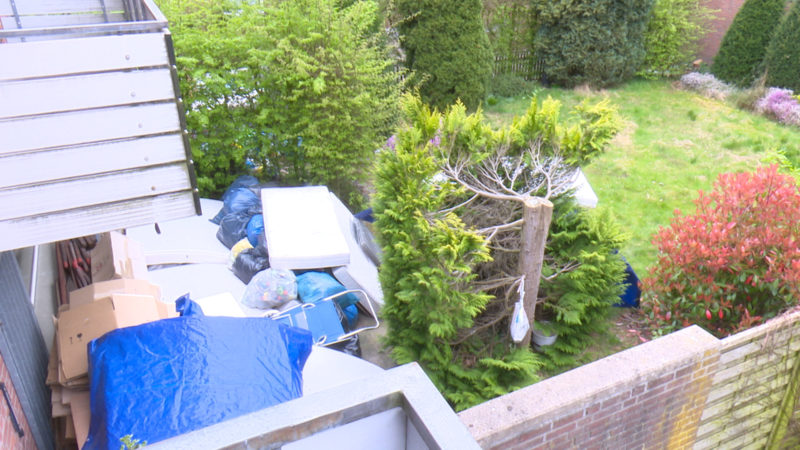 Müll-Deponie in Nachbars Garten (Foto: SAT.1 NRW)