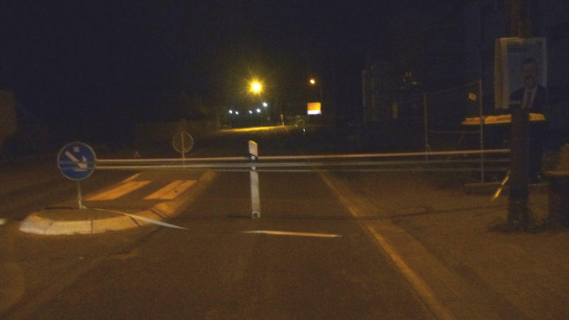 Lebensgefährliche Straßensperre mit Panzerband (Foto: SAT.1 NRW)
