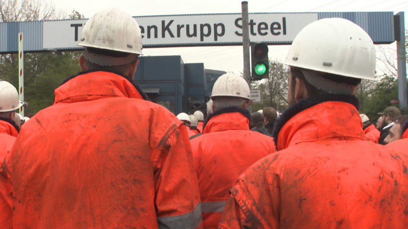 Thyssenkrupp Mitarbeiter protestieren in Duisburg (Foto: SAT.1 NRW)