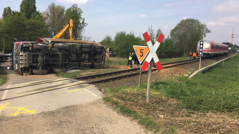 Schwerer Unfall: Zug prallt in Lkw (Foto: SAT.1 NRW)