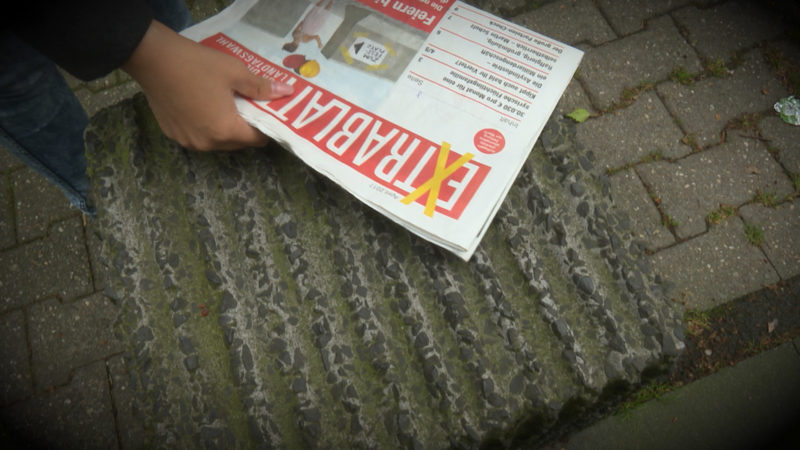 Rechtspopulistische Werbezeitung (Foto: SAT.1 NRW)