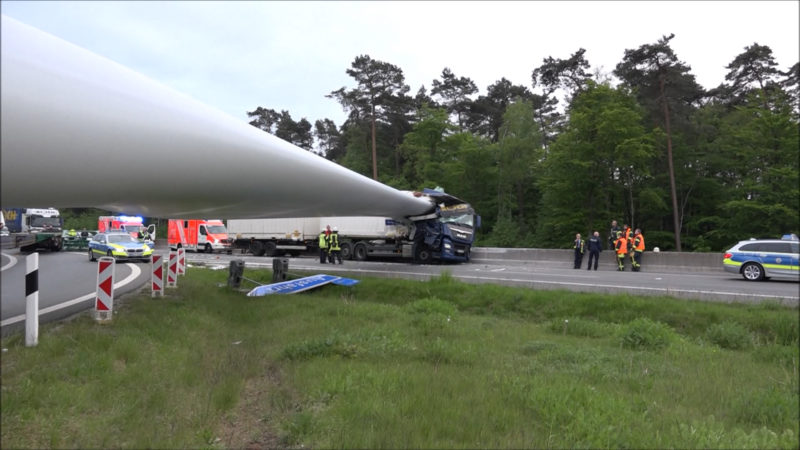 Windradflügel durchbohrt LKW (Foto: SAT.1 NRW)
