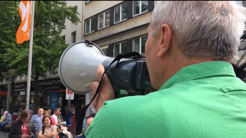 Outlet-Gegner reichen Unterschriften ein (Foto: SAT.1 NRW)