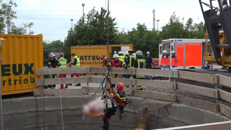 Rettung aus Grube (Foto: Video News 24)