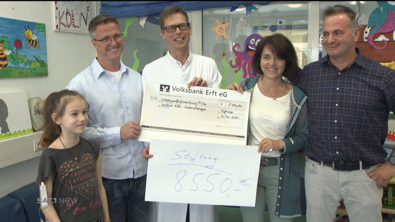 Ralf Schumacher überreicht Spenden (Foto: SAT.1 NRW)