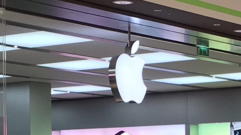 Geklautes Macbook im Apple Store entsperren (Foto: SAT.1 NRW)