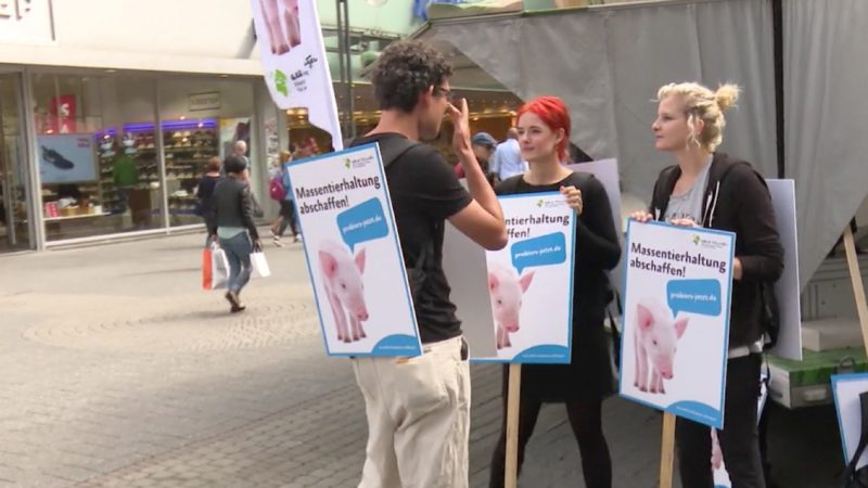 Köln: Tierschützer machen auf Mast-Affäre aufmerksam (Foto: SAT.1 NRW)