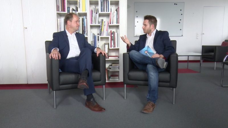 Interview mit dem stellvertretenden Ministerpräsidenten (Foto: SAT.1 NRW)