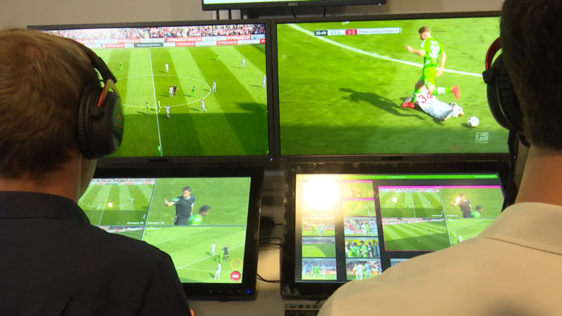 Video-Schiedsrichter beim Fußball (Foto: SAT.1 NRW)