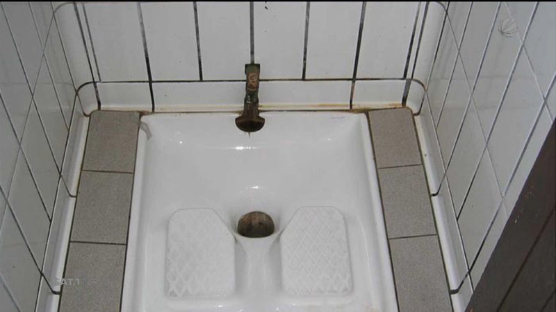 Stadt baut Asiaten eigenes WC (Foto: SAT.1 NRW)