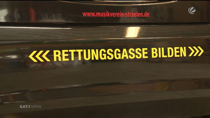 Rettungsgassen-Aufkleber für's Auto (Foto: SAT.1 NRW)