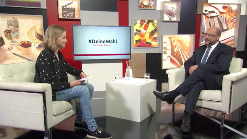 YouTuberin interviewt Martin Schulz (Foto: SAT.1 NRW)