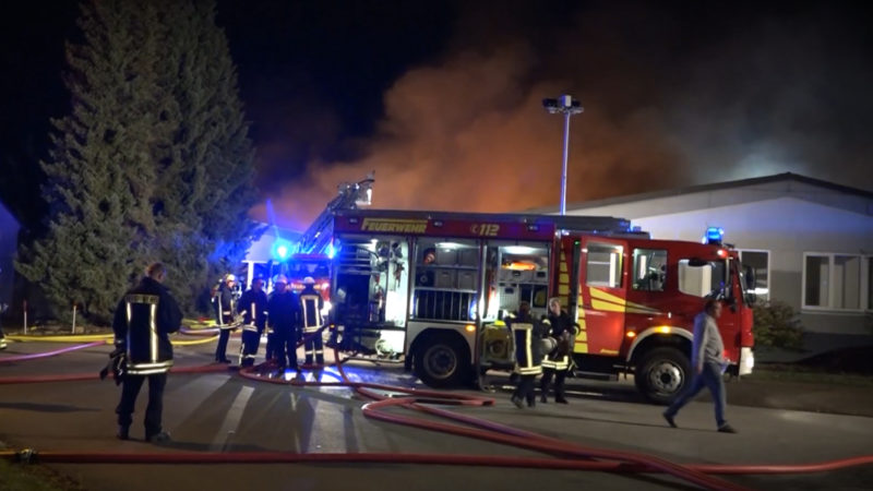 LAGERHALLE ABGEBRANNT (Foto: SAT.1 NRW)