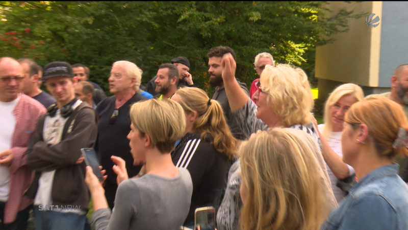 Dortmund: Anwohner demonstrieren vor Hannibal-Komplex (Foto: SAT.1 NRW)