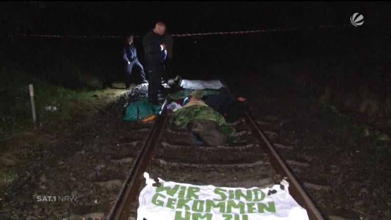 Atomkraftgegner blockieren Bahnstrecke (Foto: SAT.1 NRW)