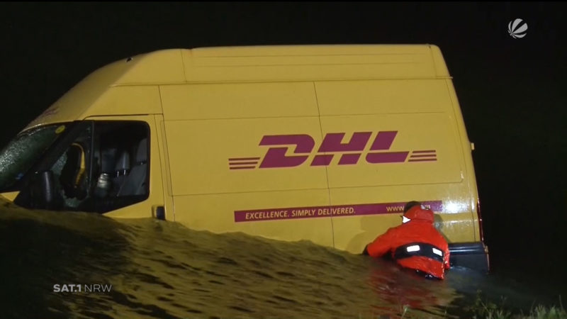 Diebe versenken Paketwagen im Kanal (Foto: SAT.1 NRW)
