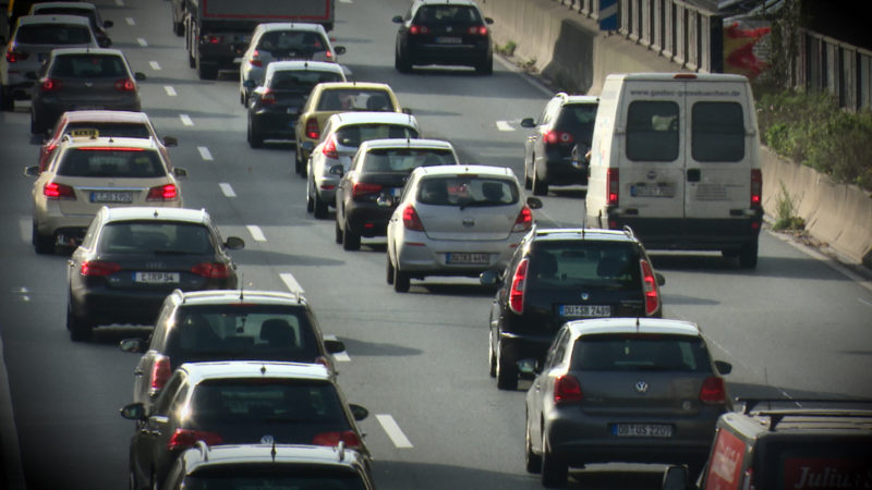 Bayern-Bus nutzt Rettungsgasse (Foto: SAT.1 NRW)