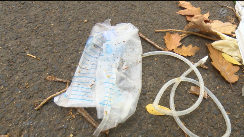 Anwohner ekeln sich vor Urinbeuteln auf Straße (Foto: SAT.1 NRW)