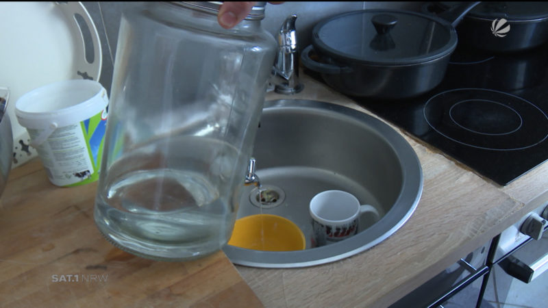 Familie muss sich mit Wasser aus Teich versorgen (Foto: SAT.1 NRW)