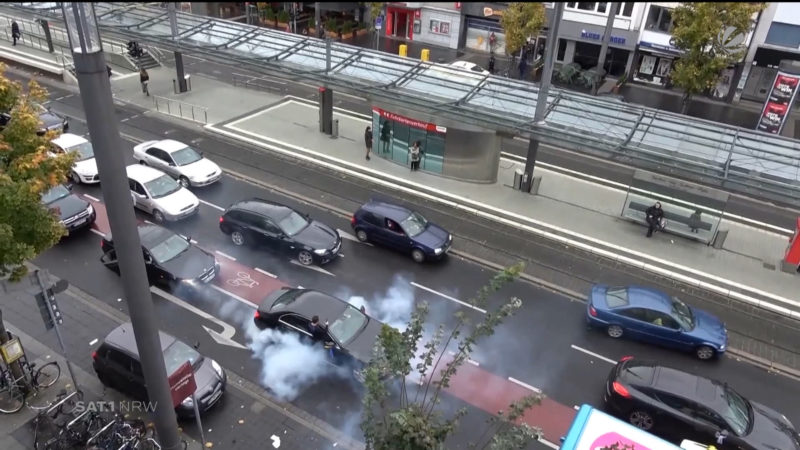 Autokorsos legen Verkehr lahm (Foto: SAT.1 NRW)