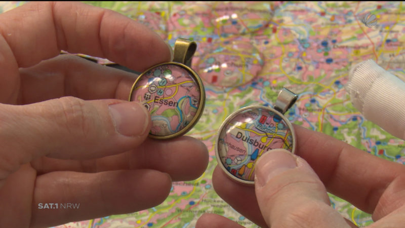 Aus alten Landkarten Schmuck machen (Foto: SAT.1 NRW)