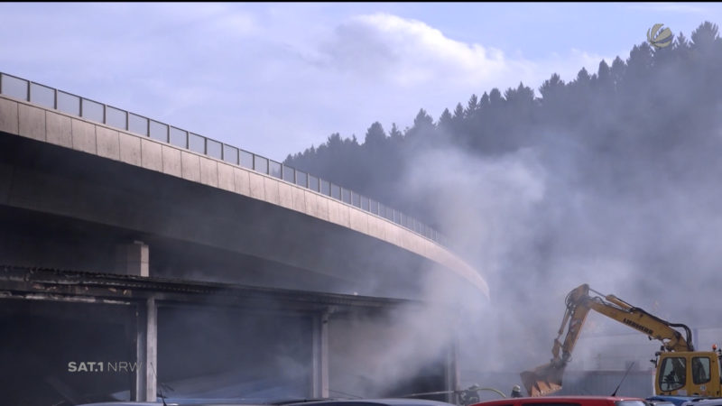 Nach Feuer: Stadtautobahn in Siegen weiter gesperrt (Foto: SAT.1 NRW)