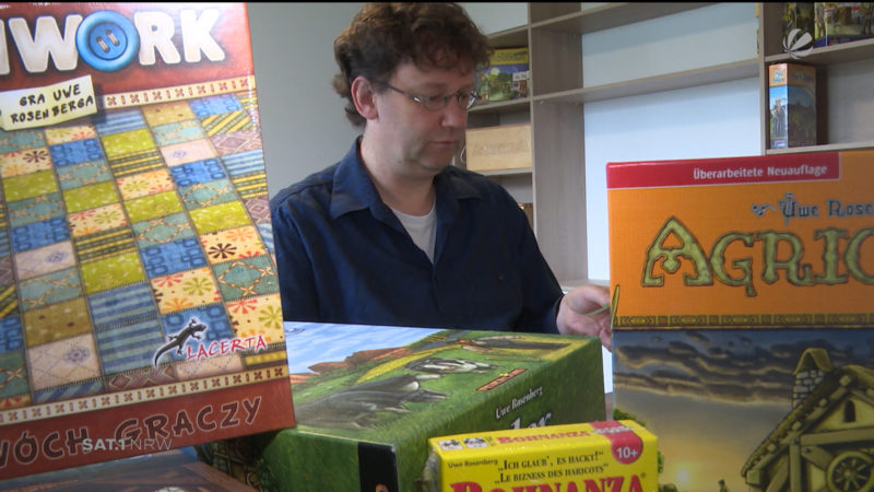Spieleentwickler stellt neues Spiel vor (Foto: SAT.1 NRW)