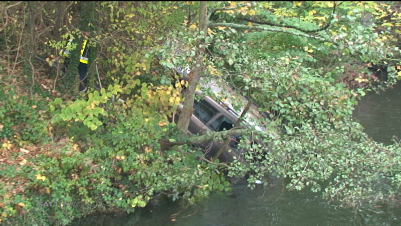 Essen: Auto in die Ruhr gestürzt (Foto: SAT.1 NRW)