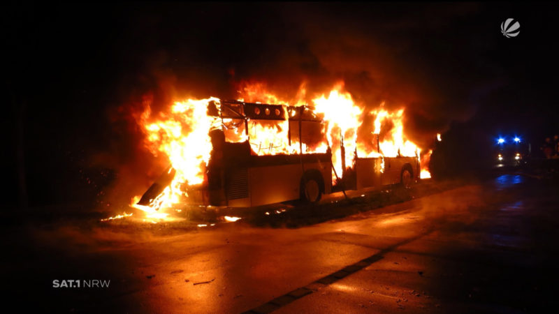 Linienbus in Werne ausgebrannt (Foto: SAT.1 NRW)