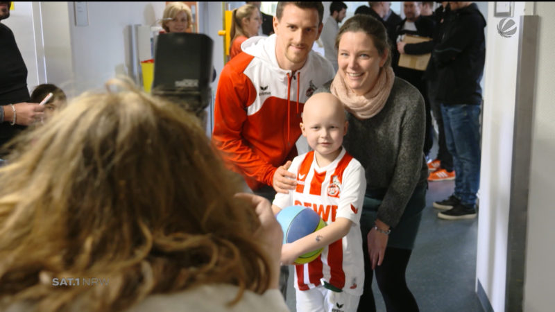 FC Köln Profis besuchen Kinderkrankenhaus (Foto: SAT.1 NRW)