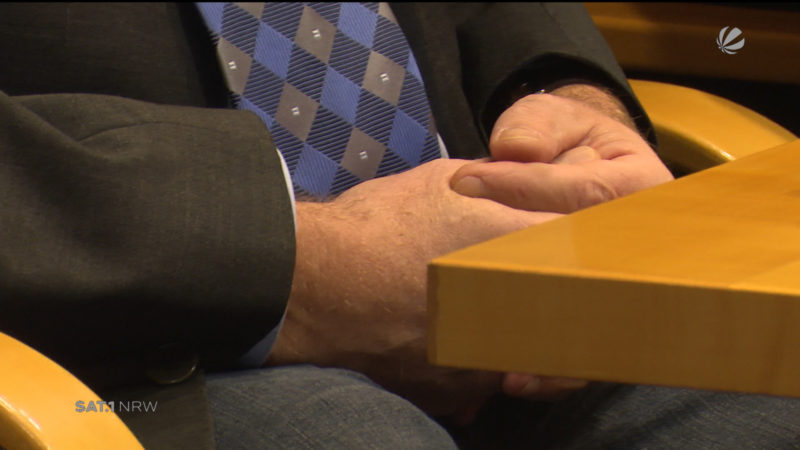Politiker gibt zu seine Mutter körperlich verletzt zu haben (Foto: SAT.1 NRW)