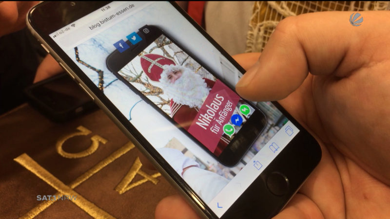 Bistum Essen: Ein Nikolaus mit Smartphone (Foto: SAT.1 NRW)