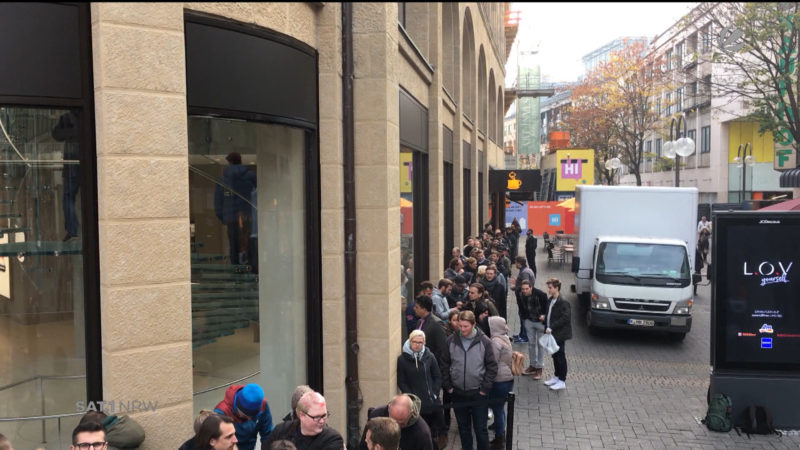 Schlange stehen fürs neue Smartphone (Foto: SAT.1 NRW)