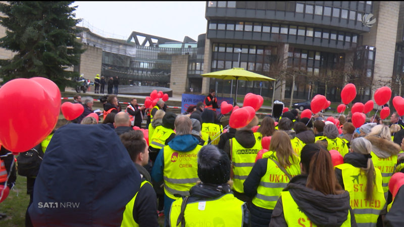Air-Berlin-Mitarbeiter demonstrieren vor dem Landtag (Foto: SAT.1 NRW)