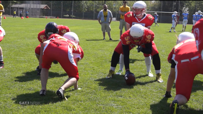 Kinder trainieren mit NFL-Stars (Foto: SAT.1 NRW)
