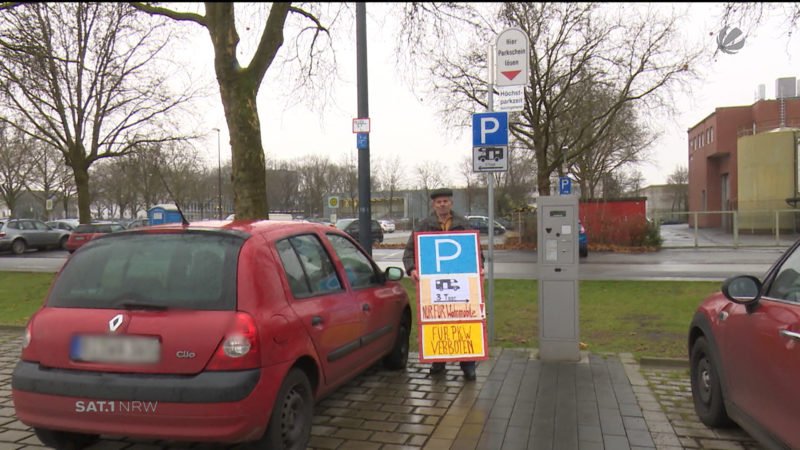 Rentner warnt Autofahrer vor der Parkfalle (Foto: SAT.1 NRW)