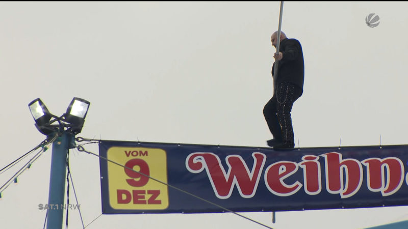 Hochseilartist turnt über Zelt in Köln (Foto: SAT.1 NRW)