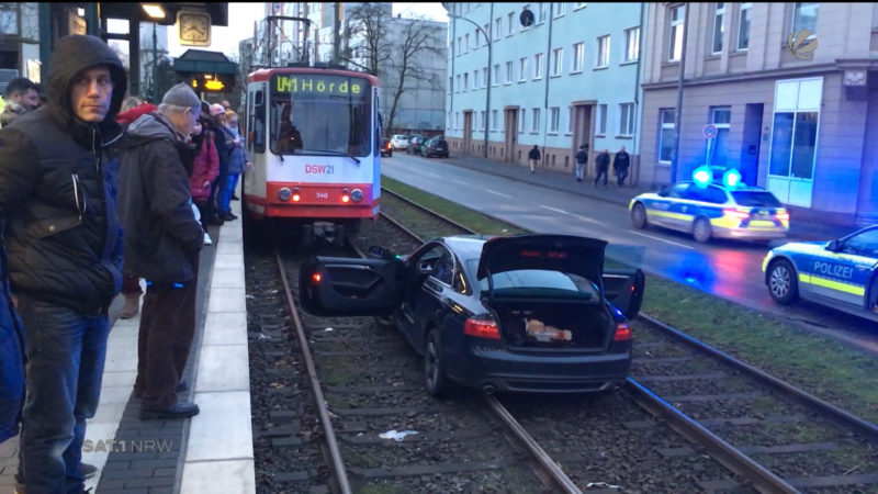 Dortmund: Audi landet im Gleisbett (Foto: SAT.1 NRW)