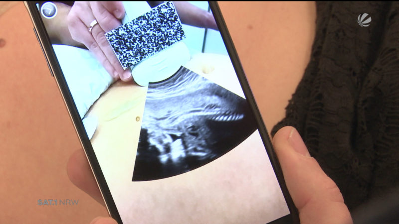 Mit Handy-App in den Babybauch schauen (Foto: SAT.1 NRW)