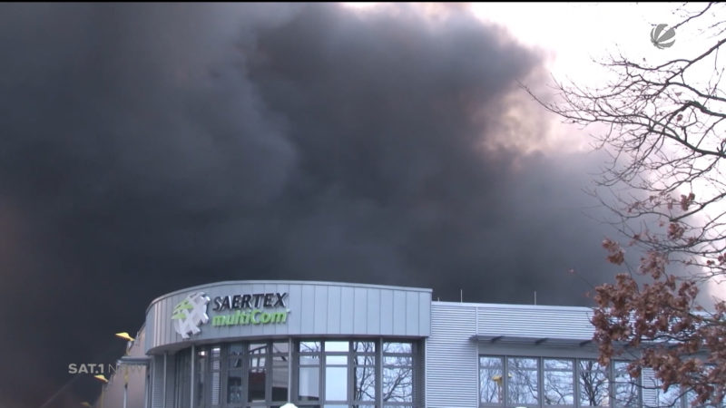 Riesiges Feuer in Lagerhalle in Saerbeck (Foto: SAT.1 NRW)