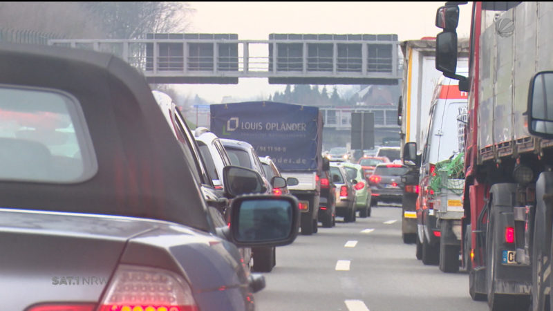 Vollsperrung auf A46 (Foto: SAT.1 NRW)