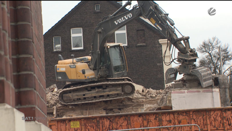 Bagger droht von Haus zu stürzen (Foto: SAT.1 NRW)