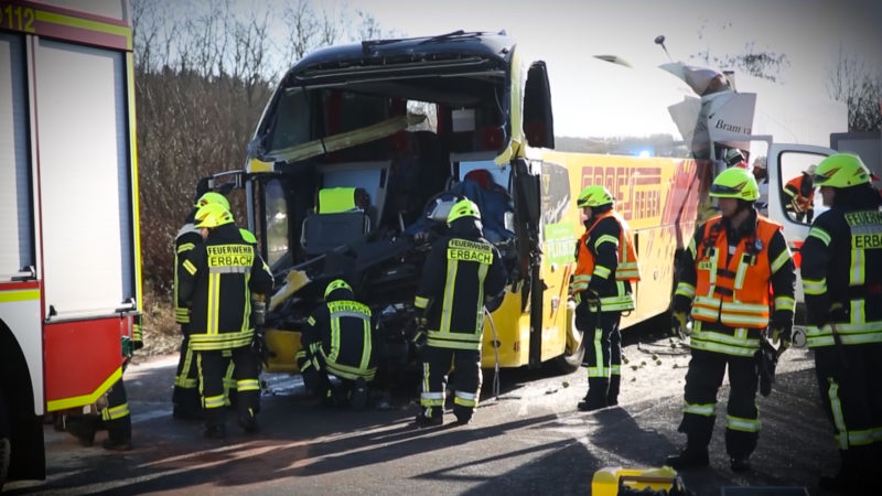 LKW kracht in Bus (Foto: SAT.1 NRW)