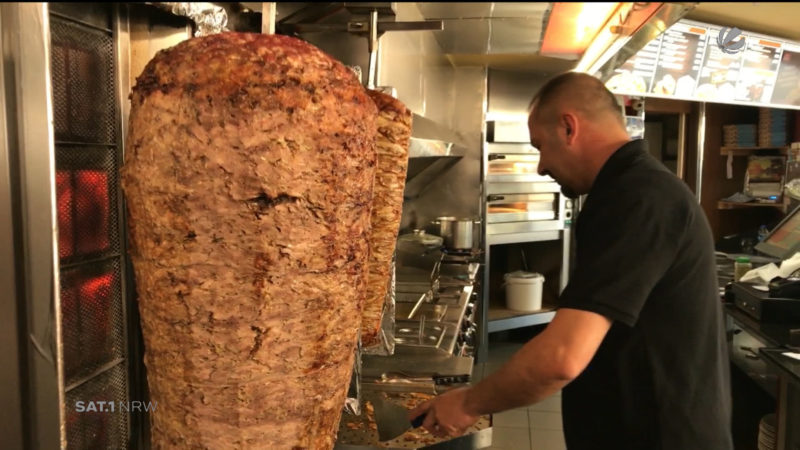 Gratis-Döner für gutes Zeugnis (Foto: SAT.1 NRW)