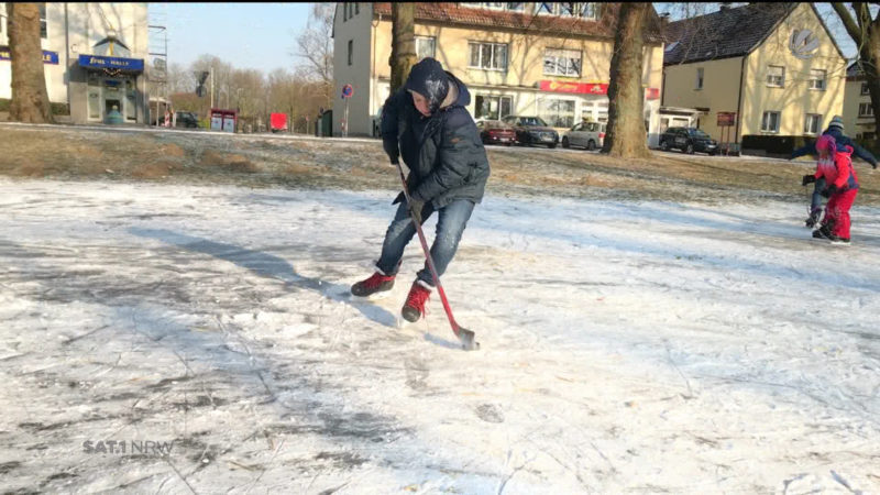 Ahlen: Aus einer Wiese wird eine Eisbahn (Foto: SAT.1 NRW)