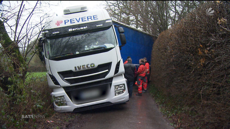 LKW steckt fest (Foto: SAT.1 NRW)