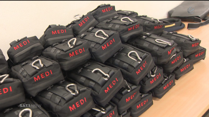 NRW-Innenminister übergibt "Medipacks" (Foto: SAT.1 NRW)