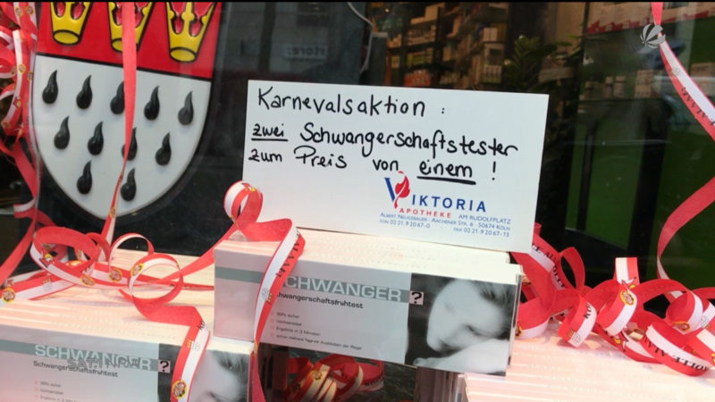 Kuriose Karnevalsaktion einer Kölner Apotheke (Foto: SAT.1 NRW)