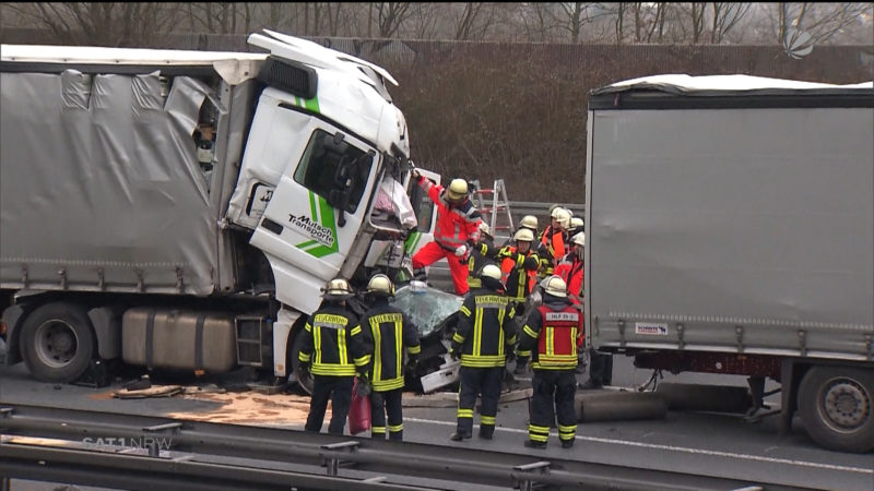 LKW-Unfall auf der A1 (Foto: SAT.1 NRW)